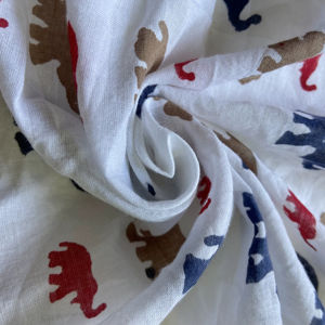 Tela de Algodón Estampada a Mano con Diseño de Elefantes Multicolores - Product Image 1