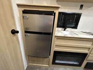 Casa Contenedor Móvil Prefabricada Moderna de Lujo Usada, Modelo F-o-r-e-s-t R-i-v-e-r Wildwood Fsx 164R-B-L-E - Product Image 2