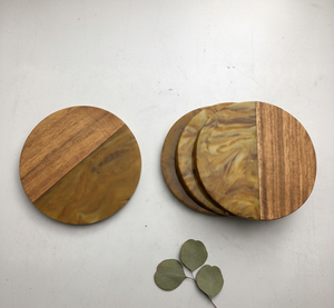 Sous-verres ronds en résine et bois faits à la main, finition à grain naturel, accents de table classiques et écologiques, décoration de la maison, cadeaux - Product Image 1