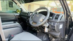 Toyota Hiace usata del 2017, 10 posti, 4x4, 4 cilindri, 2.7L, potenza 178 CV, benzina, cambio automatico, trazione posteriore, guida a destra. - Product Image 2