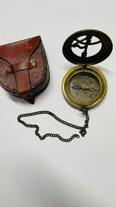 Calvin Handicrafts "Boussole à cadran solaire en laiton avec étui en cuir et chaîne-Boussole à pousser-Vieille - Product Image 2