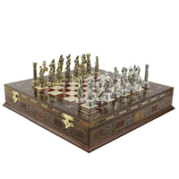 Jeu d'échecs de luxe fabriqué à la main avec planche en bois incrusté de pièces en métal doré et argenté Design de boîte-cadeau vintage par AYAANS