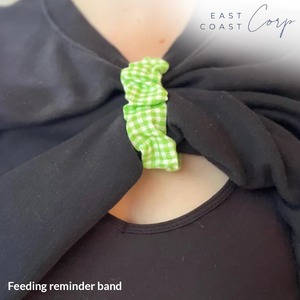 เลี้ยงลูกด้วยนม scrunchie | ด้านนี้สร้อยข้อมือต่อไปผ้าฝ้ายสีเขียวและสีขาวการให้นมลูกการพยาบาลมัมมี่และทารก - Product Image 1