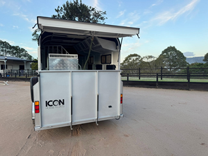 รถพ่วงม้า ICON สำหรับม้า 3 ตัว แบบ Angle Load โครงสร้างอลูมิเนียม พร้อมเพลาคู่และประตูด้านข้าง รับประกัน 12 เดือน พร้อมจัดส่ง - Product Image 4