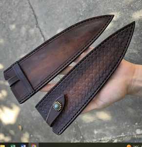 Cuchillo de Chef de Acero Inoxidable Hecho a Mano de Primera Calidad con Mango de Madera de Nogal y Funda de Cuero de Alta Calidad Ecológica - Product Image 4