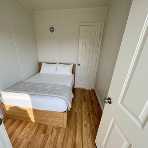 Nouvelle Tiny House Contemporaine Préfabriquée en Conteneur Maritime 1 Chambre 1 Salle de Bain Cuisine Intégrée Espace Préparation Alimentaire Kiosque Extérieur - Product Image 2