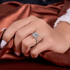 Bague de fiançailles Moissanite coupe coussin Style Halo avec bande pavée en or blanc Bague étincelante intemporelle et élégante pour les mariées - Product Image 4