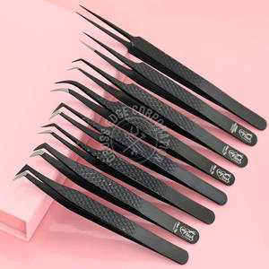 Pinzas para Extensión de Pestañas con Punta de Fibra Recta, Aislamiento Negro, Inclinación de 45 Grados, Ligeras y Sostenibles - Product Image 1