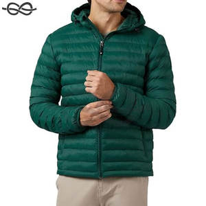 Chaqueta ligera de poliéster reciclado para hombre, diseño repelente al agua con bolsillos con cremallera y cuello alto para capas - Product Image 1
