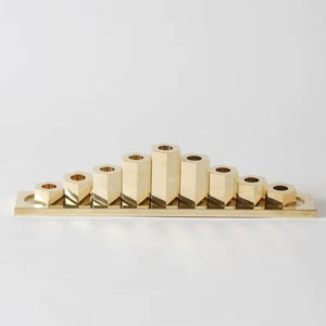 Ménorah linéaire plate moderne en or avec un design géométrique pour une décoration sophistiquée et un arrangement élégant de bougies de fête - Product Image 1