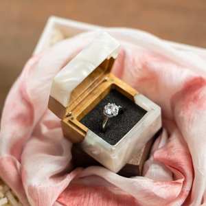 Boîte à bague de fiançailles et de mariage de style vintage, boîte à bijoux en bois carrée pour anniversaire annuel, propositions, porte-bagues, rangement en résine - Product Image 4