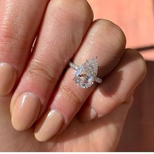 Anillo de Compromiso de Lujo de Plata de Ley 925 con Moissanita en Forma de Pera y Engaste de Garras para Mujer - Product Image 1