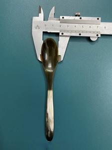 Cuillère en corne de buffle naturelle, fabriquée à la main et polie, parfaite pour servir des épices, des condiments ou pour une utilisation décorative sur la table, de haute qualité - Product Image 4