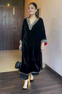 BEAU-STYLISH VELVET LONG KURTA, ROBE PANTALON AVEC EMBELLISHED STUNNING ZARI BRODERIE TRAVAIL pour Party-WEAR/MARIAGE = 2024 - Product Image 2