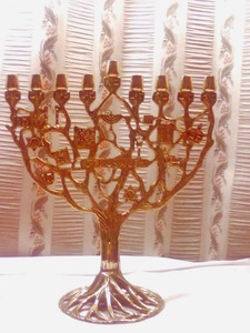 เชิงเทียนโลหะสีเงินโบราณวางกลางโต๊ะสูงพร้อมไฟคริสต์มาสใช้ในบ้านของตกแต่งเชิงเทียนคริสต์มาส - Product Image 5