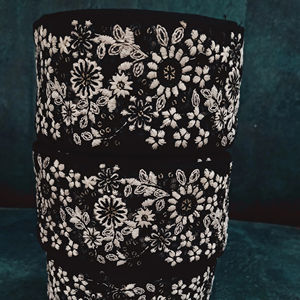 Dentelle brodée florale colorée Tissu de dentelle brodée personnalisée de qualité supérieure disponible dans diverses conceptions Commandes personnalisées - Product Image 1