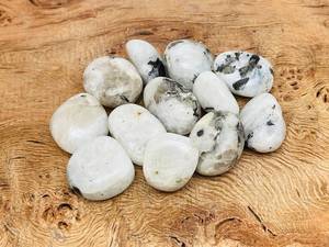 Pierre de lune arc-en-ciel naturelle personnalisable en gros a dégringolé des pierres précieuses de quartz en vrac de différentes tailles et formes - Product Image 3