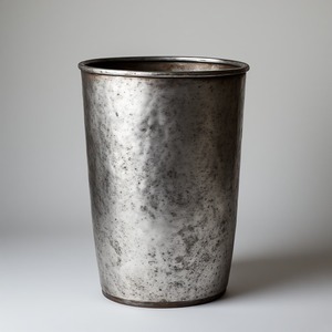 Jardinière en métal antique faite à la main classique avec surface brillante lisse parfaite pour les affichages de jardin saisonniers et les besoins de décoration - Product Image 1