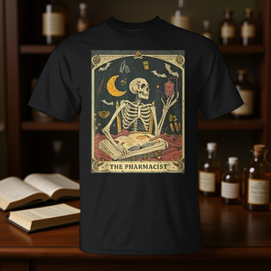 T-shirt promozionale con stampa di una carta dei Tarocchi con scheletro - per farmacisti, tecnici di farmacia e studenti di medicina - Product Image 3