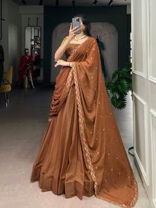 ชุดเลเฮนกาโชลี ดูปาตตา เสื้อเบลาส์ถักมือ แขนสั้น สีช็อกโกแลตครัช พลีน พร้อมลายกอตตาปาตี - Product Image 3