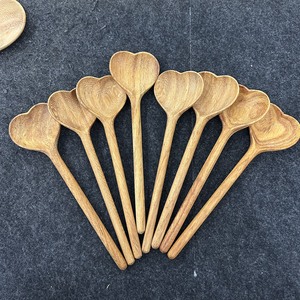 Cuillère de cuisine en bois d'acacia frêne abordable et écologique avec design distinctif en forme de cœur à vendre avec livraison rapide - Product Image 2