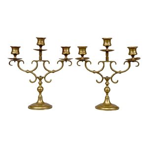 Candélabre en métal à cinq bras idéal pour les arrangements de table à manger formels et la création d'ambiance de dîner aux chandelles - Product Image 4