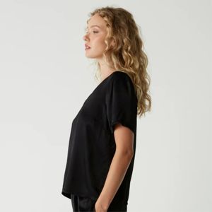 Camiseta ecológica con cuello en V para mujer, hecha de bambú orgánico, suave en la piel, hipoalergénica y sostenible - Product Image 3