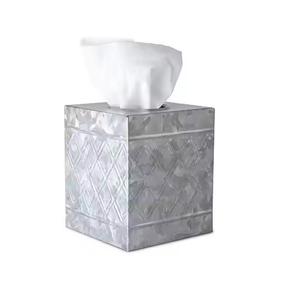 Servilletero cuadrado de caja de pañuelos de metal mate plateado con acento de doble línea para una decoración moderna y minimalista - Product Image 1