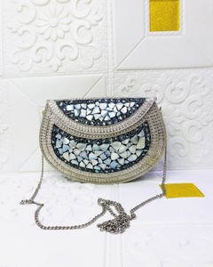 Bolso de mano con cierre de solapa metálica hecho a mano con correa de cadena, bolso informal de moda duradero, artesanía india tradicional para mujer - Product Image 4