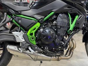 LIVRAISON GRATUITE Nouvelle moto Kawasaki Z650 ABS 2025 + Casque intégral gratuit - Product Image 3