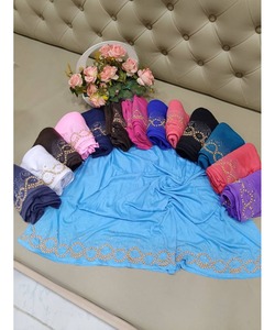 Hermoso largo paquistaní SalwarKameez para mujeres en diseño de boutique con bordado clásico - Product Image 5