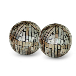 Boule de Pâques moderne en bambou fait main avec cœur en nacre pour la décoration du salon et idée cadeau en provenance du Vietnam - Product Image 2