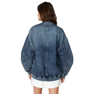 Chaquetas de mujer lisas con diseño de dos bolsillos y cremallera completa de material vaquero de alta calidad OEM para invierno - Product Image 4