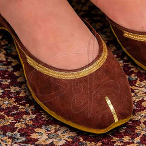 Chaussures Khussa pour femmes sur mesure, antidérapantes, de haute qualité, avec dessus en velours doux, semelle en cuir, broderie, design tendance, quantité en gros - Product Image 6