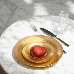 Assiette en laiton naturel moderne élégante Bol en métal fini mat Écologique et durable pour servir des salades à la maison - Product Image 2