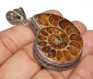 Pendentif en ammonite fait main, plaqué argent sterling avec sertissage en bézel, cadeau de Noël - Product Image 1