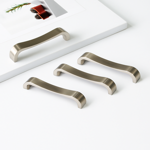 Poignée d'armoire incurvée en alliage de zinc contemporaine finition brossée moderne pour chambre salon armoire durable commode - Product Image 1