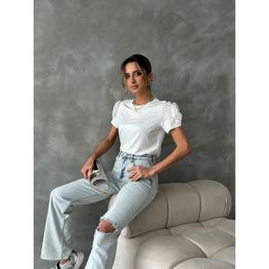 เสื้อยืดสีขาวสำหรับผู้หญิงลายดอกกุหลาบที่ไหล่-มีบริการขายส่ง - Product Image 3