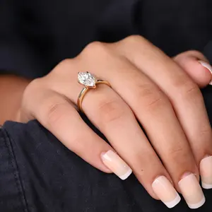Bague de fiançailles élégante en diamant de laboratoire taille marquise avec style solitaire classique Or 10KT Clarté VS1 Luxe - Product Image 3