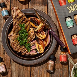 Smokehouse by Thoughtfully, Set de Especias Gourmet para Asar, con Envoltura King of the Grill, Incluye 20 Condimentos para Barbacoa - Product Image 6