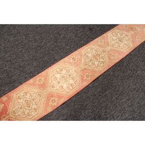 Alfombra vintage de 1.4x7.7 pies (42x234 cm), geométrica rosa con elementos florales, alfombra turca - Product Image 3