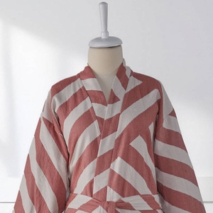 Peignoirs en gros - Kimono Harmony à rayures diagonales gris 100% coton turc, fournisseur OEM pour hôtels, spas et centres de villégiature - Product Image 1
