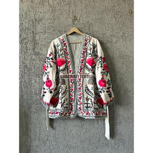 Chaqueta bordada Suzani de terciopelo hecha a mano de nuevo diseño de la mejor calidad, chaqueta de mujer de estilo bohemio único, chaqueta de terciopelo suave duradera - Product Image 1