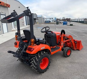 Compre un tractor compacto Kubota BX1880 4WD con cargador, diseñado para propietarios de viviendas, paisajistas y pequeños agricultores, disponible para la venta. - Product Image 3