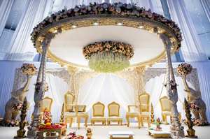 Elegante Mandap de boda de triple poste dorado para bodas hindúes, decoración de fibra hecha a mano del Reino Unido, según boda hindú, Vidhi Tridev - Product Image 5