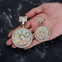 Collier pendentif Fleur Souriante avec Zircon Cubique Scintillant et Émail Coloré – Bijoux Hip Hop en Gros pour Hommes et Femmes