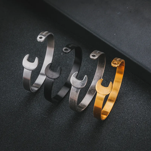 กำไลข้อมือสแตนเลส316L สีทึบสไตล์โมเดิร์นแบบเรียบง่ายกำไลข้อมือสำหรับผู้ชายที่มีผิวเรียบและทนทานสำหรับสวมใส่ในชีวิตประจำวัน - Product Image 3