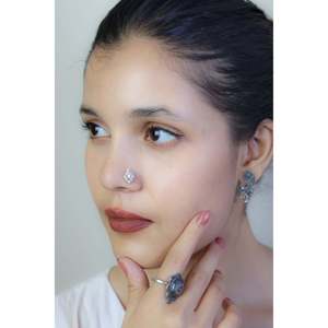 Swadeshi Pitara Bijou de piercing de nez pour femme en argent 925, fileté intérieurement, avec fleur en zircon sertie à griffes, style Nazakat, pour mariage - Product Image 2