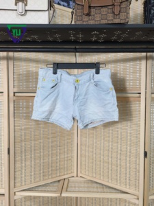 Pantalones Cortos de Mezclilla Azul Claro Desgastados de Segunda Mano para Mujer - Ropa Usada al por Mayor para Verano, Color Claro - Product Image 4