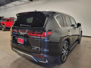 รถยนต์มือสอง ปี 2024 LX 600 Luxury AWD เกียร์อัตโนมัติ เบาะหนังสีเข้ม ล้อแม็ก R19 พวงมาลัยซ้าย 7 ที่นั่ง หลังคาซันรูฟ - Product Image 4